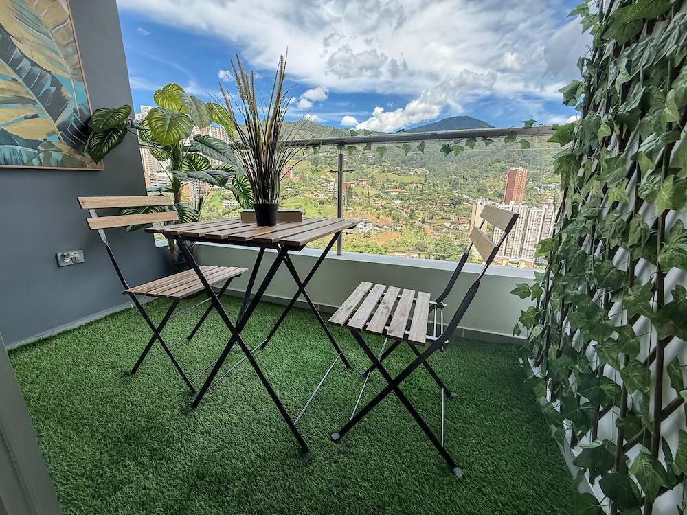 Mountain View, Pool & Gym (2506)
