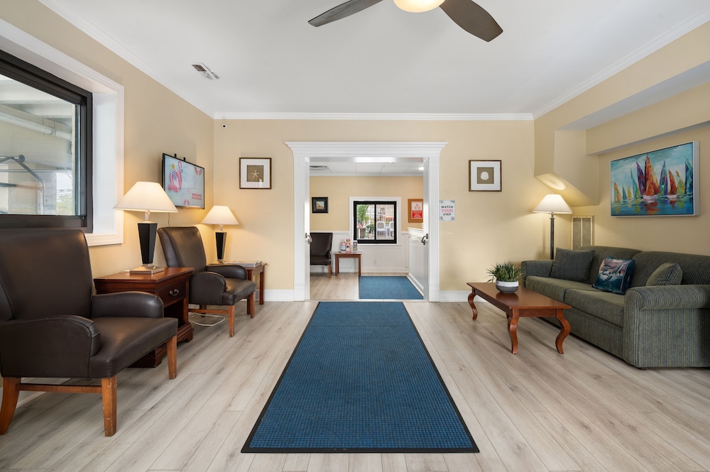Coastal Palms Inn & Suites