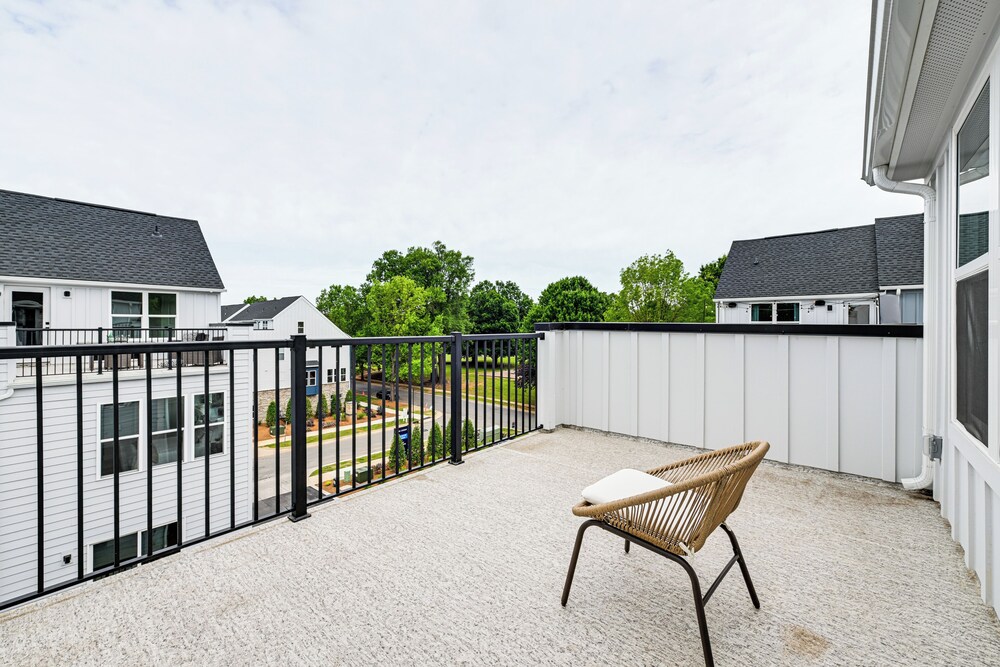 2 Mi to Uptown Charlotte: Townhome w/ Balconies!