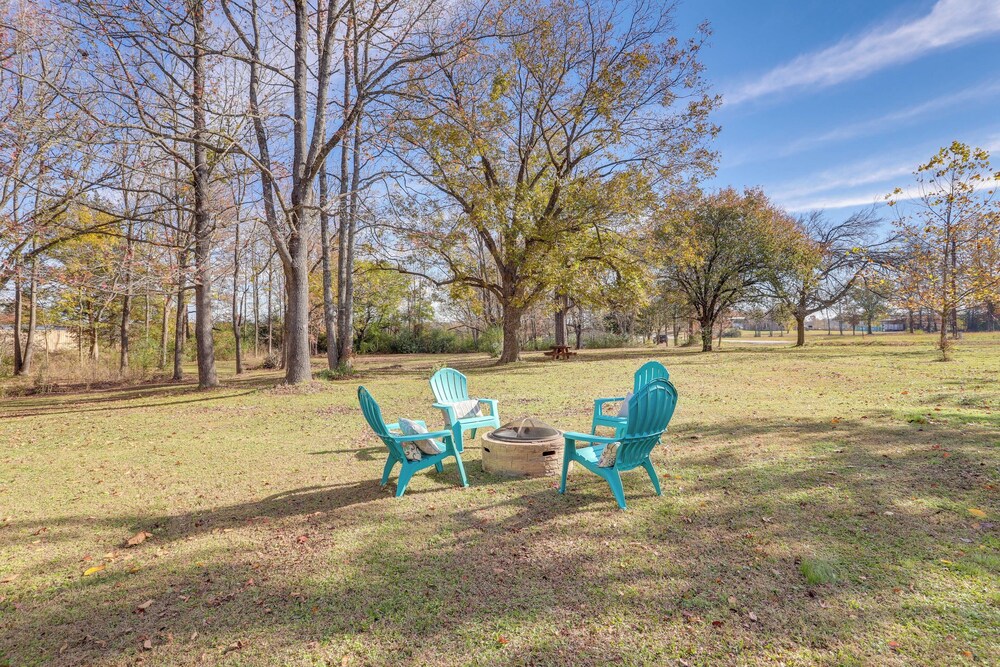 Nature Lover's Haven w/ Fire Pit in Pangburn!