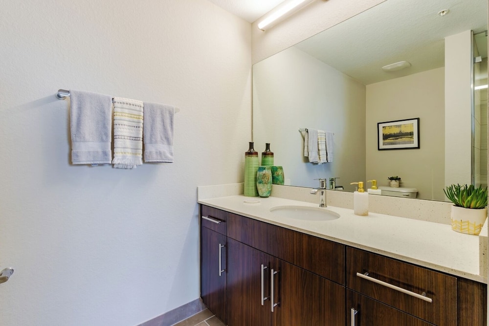 Modern 2BR Fort Myers Condo Pool, BBQ & Near Beaches