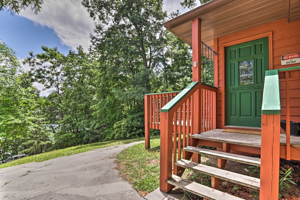 Gatlinburg Chalet: Hot Tub, Sauna + Mountain View view 5