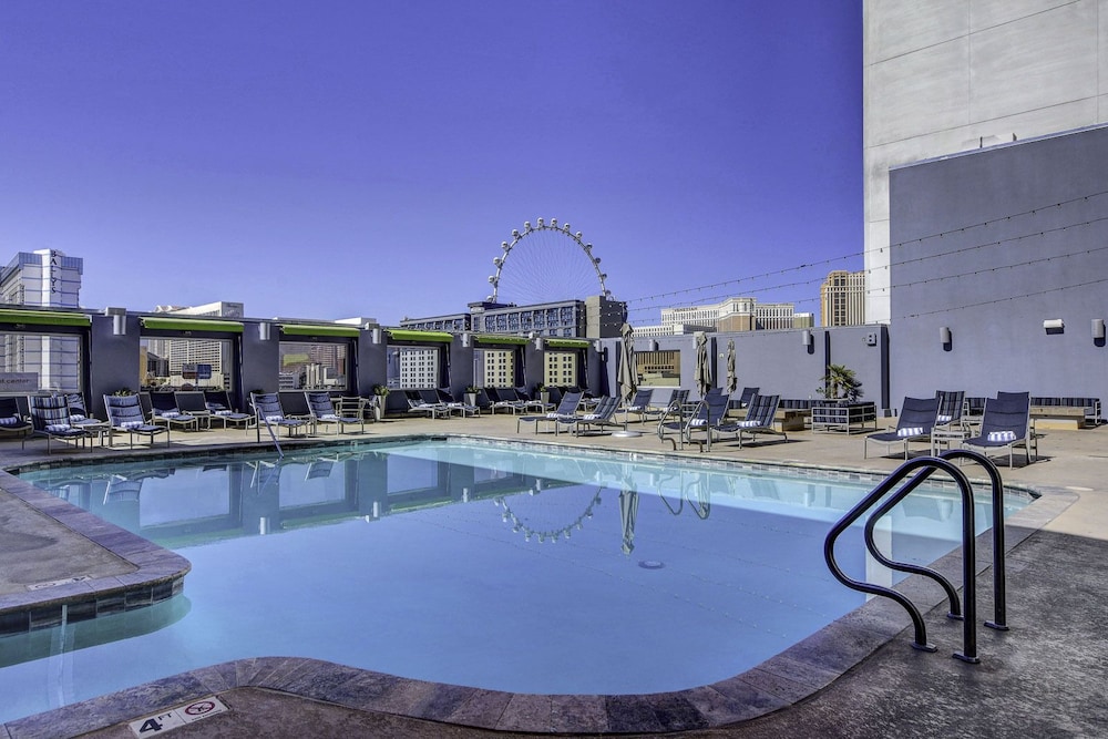 Sapphire Skyline Premium Suite - Image 4