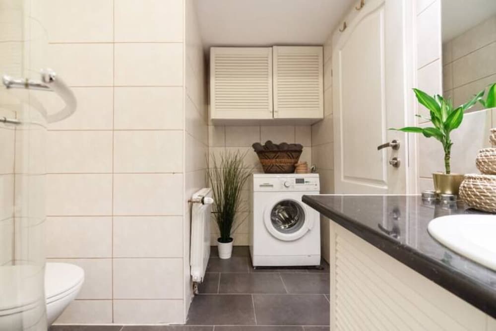 City Apartment - 5 min to Metro