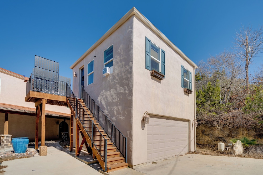 Stylish Apt Near Lake Travis w/ Entertainment