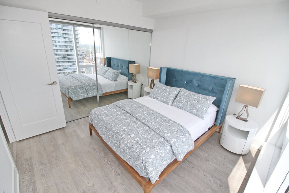 Luxury 1 BDR Condos - Convention Centre - Image 3