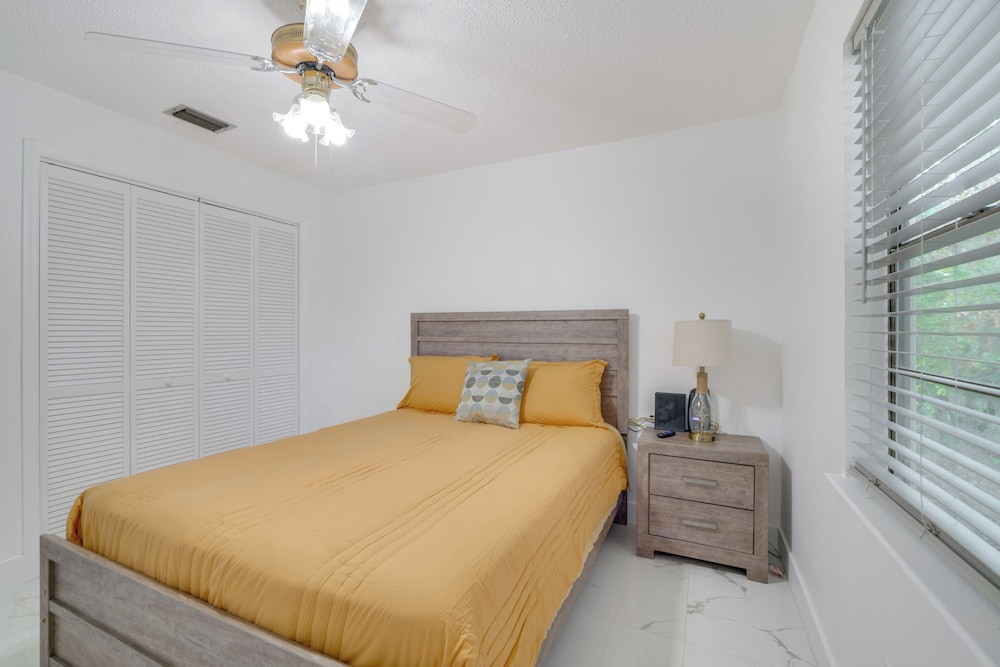 Swim, Hike & Kayak: Crystal River Retreat w/ Yard!