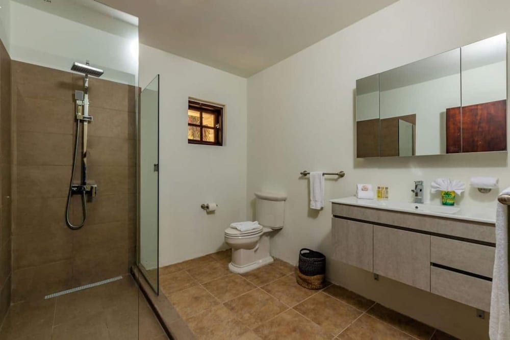 Large 5BR Villa With Private Pool Near Eagle Beach