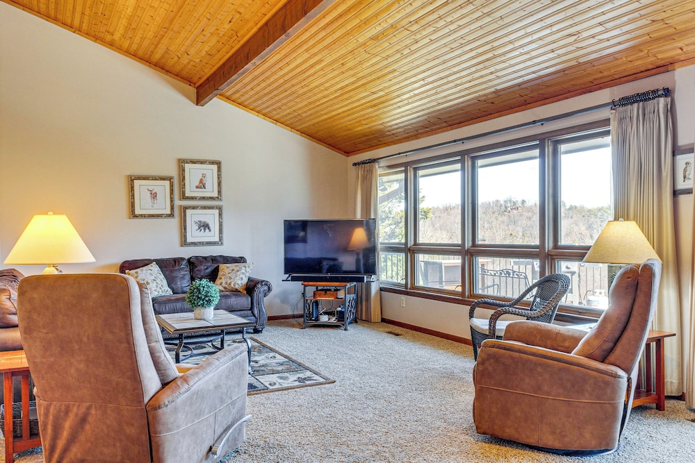 Smoky Mtn Views: Spacious Home Near Nat'l Park!