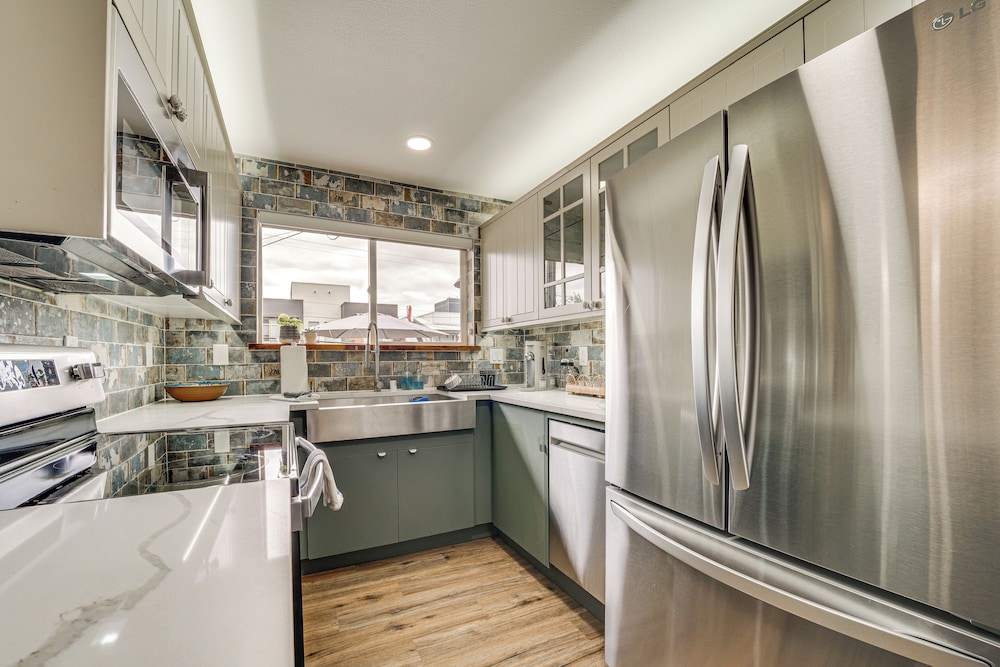2 Blocks to Beach Park: Cozy Seattle Townhome