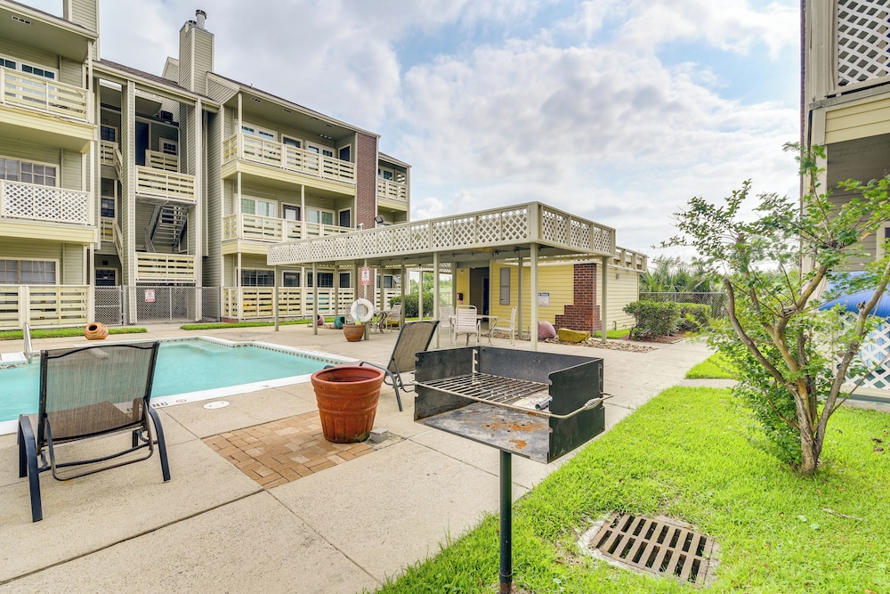 East End Galveston Condo w/ Pool, 1 Mi to Beach!