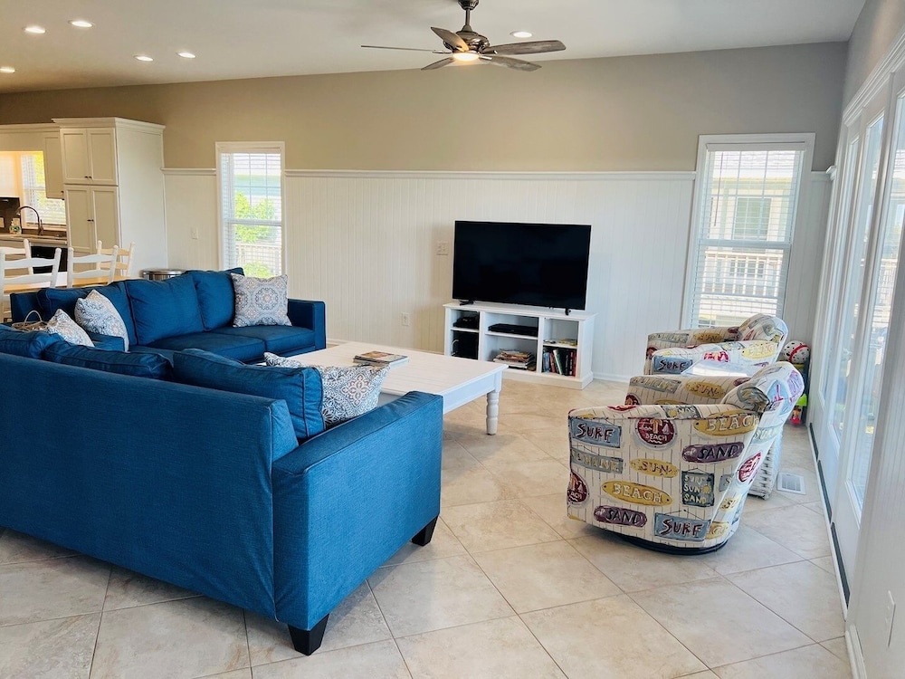 Avalon East- 5 Bedroom Home by RedAwning