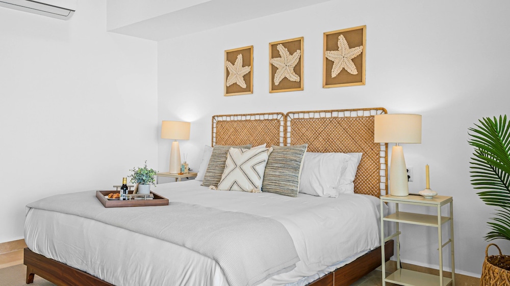 Stylish Beachfront 2BR - Balcony & Pools