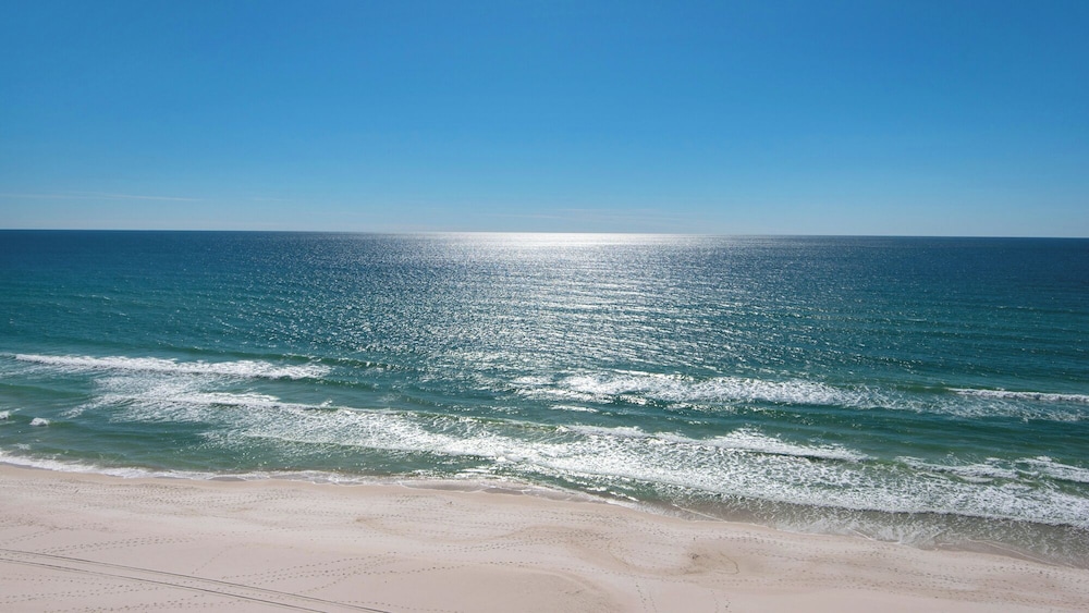 2BR Condo in Edgewater Resort With Golf, Tennis, Pools & Free Tram Service!
