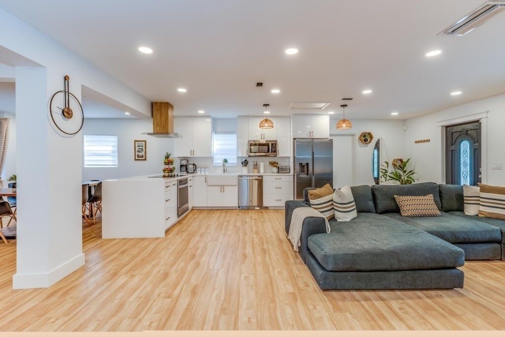 Fox Garden Luxury Boho Near Downtown & Beach 4 Bedroom Home