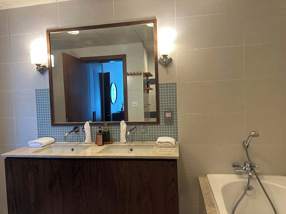 Splendid 3BR in Palm w Lazy River & Private Beach