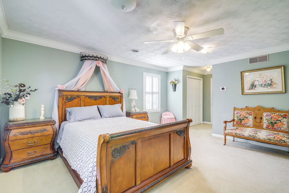 Game Room + Pond: Spacious Gainesville Getaway!