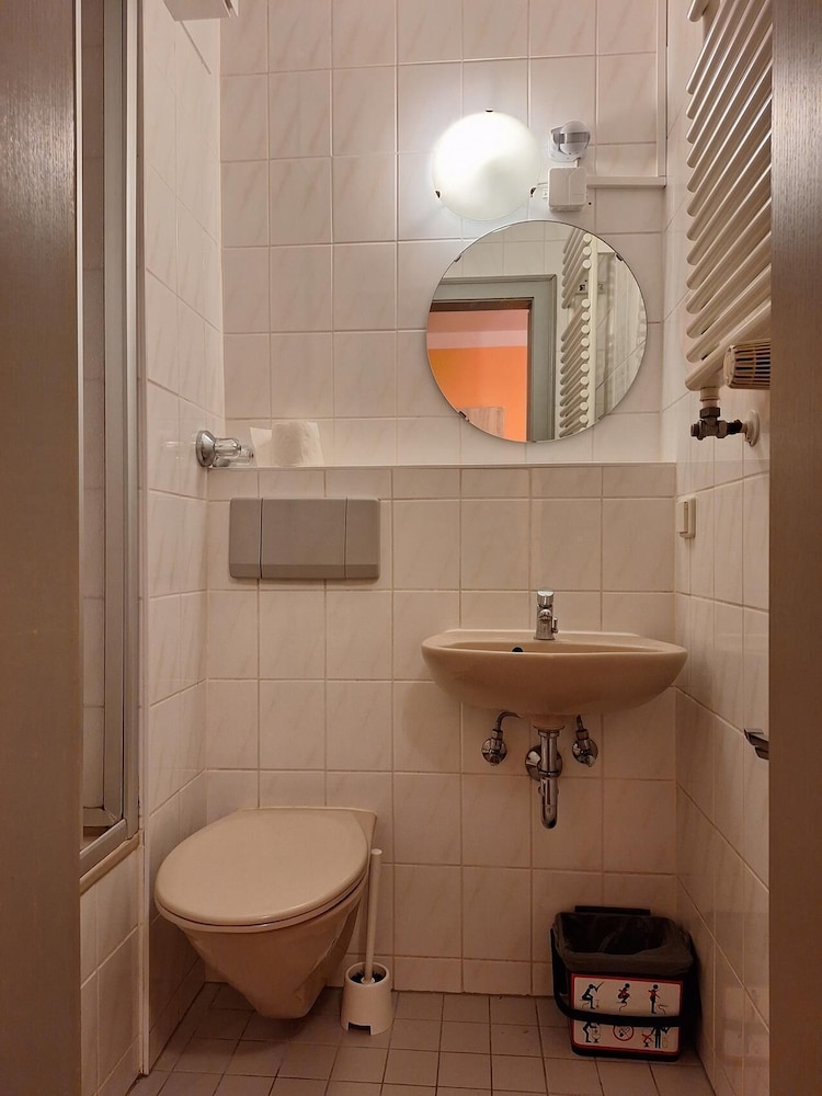 2-Rent Group Hostel Rooms AUB162