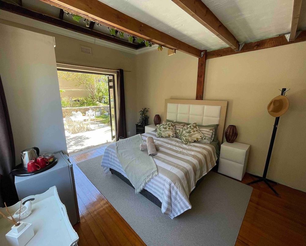 Room-living In Mountain Views Camps Bay view 2