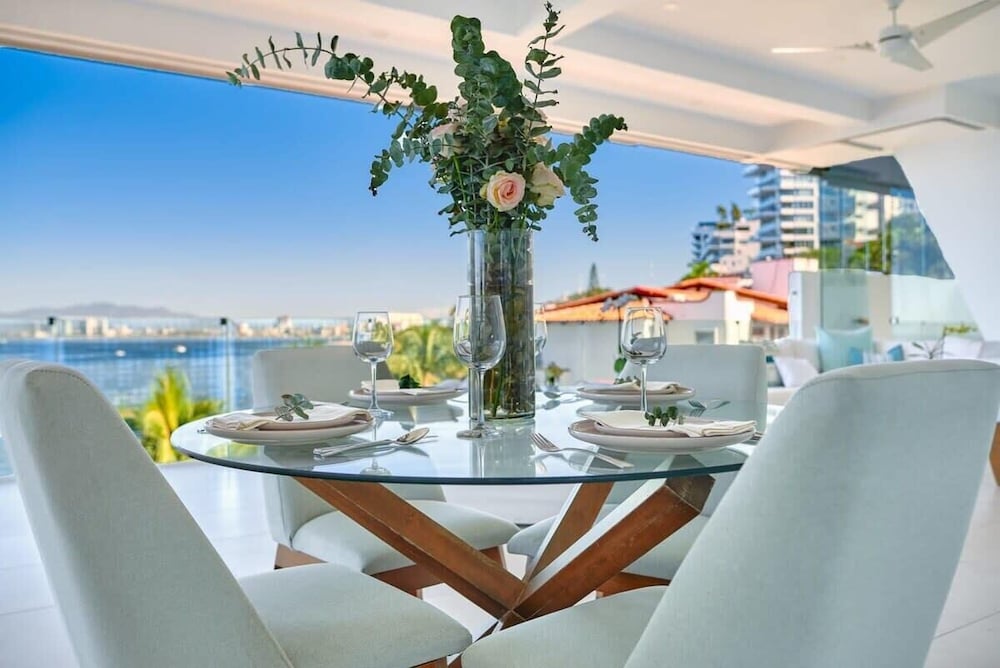 Luxurious 2BR Condo - Amazing Ocean View - Pool