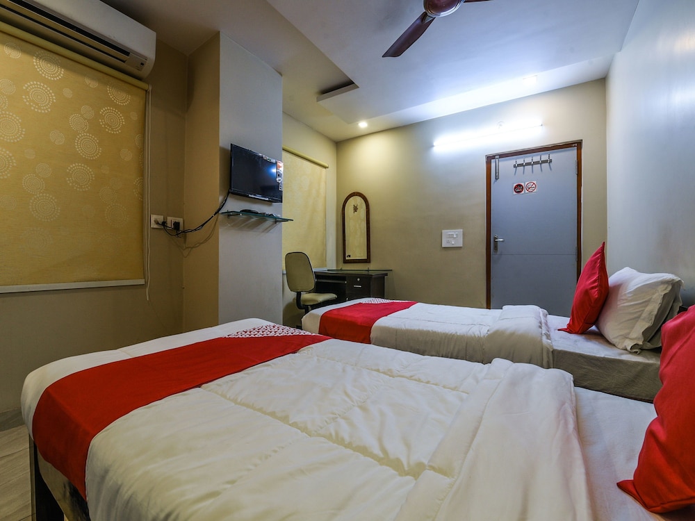 OYO 18612 Sree Sai Surya Service Apartment