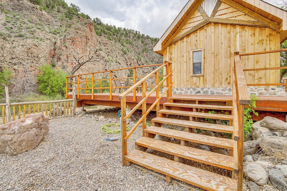 Creekside Cabin w/ Deck & Views in Panguitch!