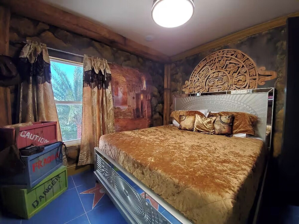 Luxury Mansion w Pool Sleeps 60
