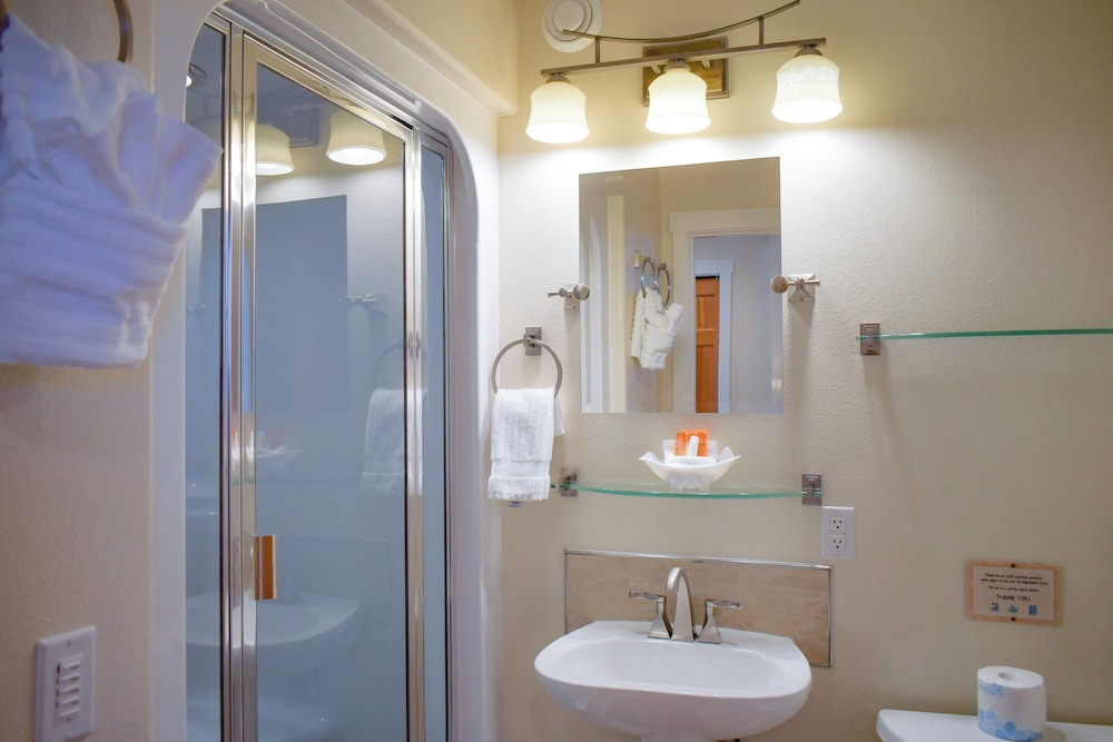 Lakeshore Lodges