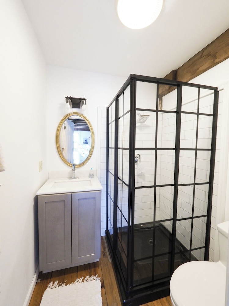 Charming 6 Bdrm Countryside Stay