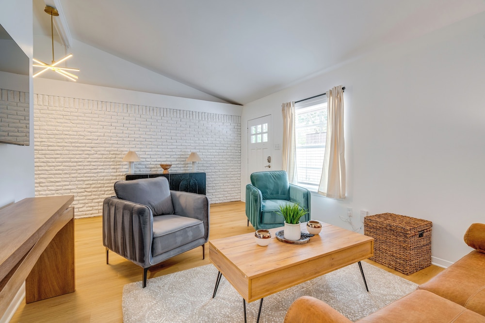 1/2 Mi to UT Austin Campus: Well-equipped Duplex!
