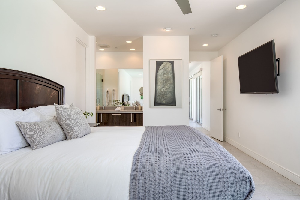 Polo Villa 3 by Avantstay Features Expansive Putting Green Pool Spa Outdoor Firepit 260328 6 Bedrooms