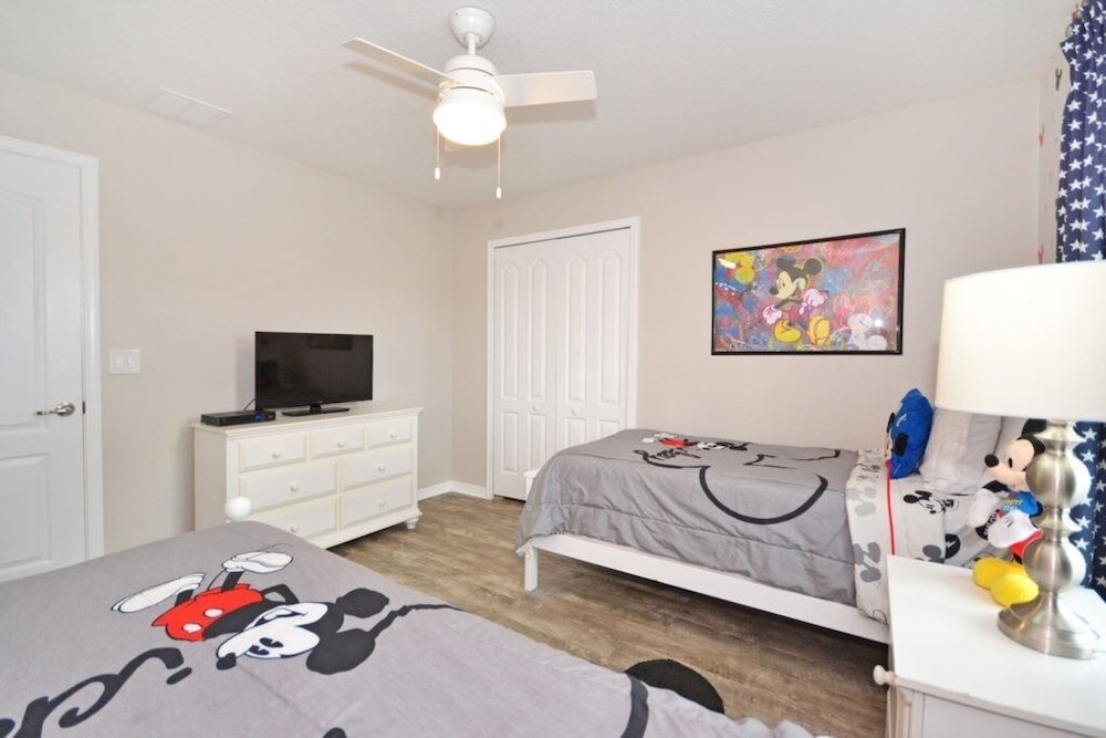 Majestic Retreat 5 Bedroom Townhouse by RedAwning