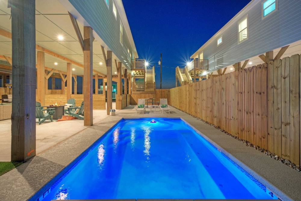 Pool, Firepit + Golf Cart Zone + Near Beach Looney Dunes by Avantstay