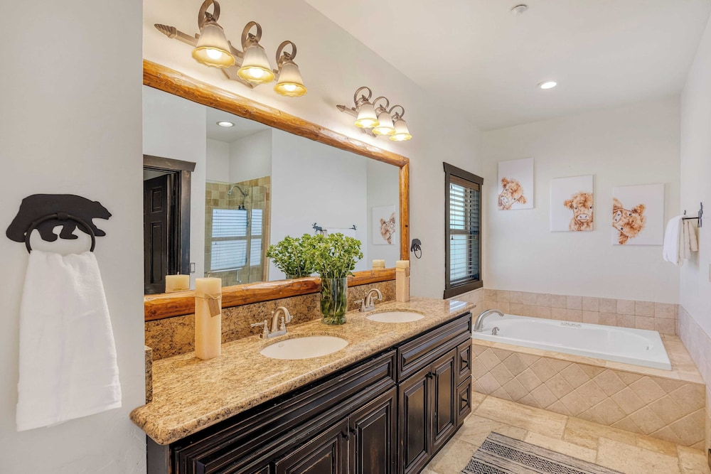 Group Cabin + Lake and Mountain View Pet-friendly, Fireplace, Games, Loft