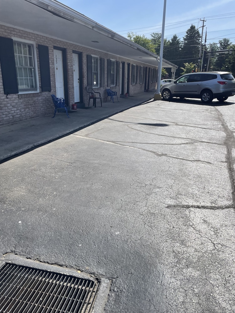 Budget Host Three Crowns Motor Lodge