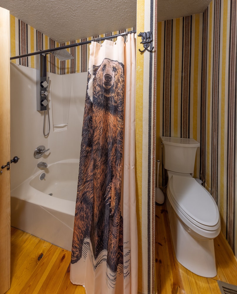 Bear Creek Lodge and Cabins in Helen Ga - Pet Friendly, River on Property, Walking Distance to downtown Helen