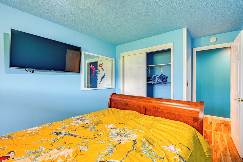 9 Mi to Spanaway Park: Home w/ Indoor Hot Tub