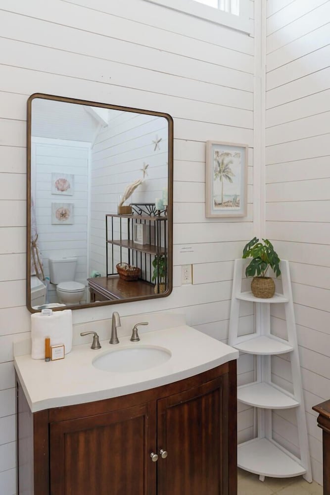Charming 3-bed, 2-bath Home With Wonderful Views of the Golf Course