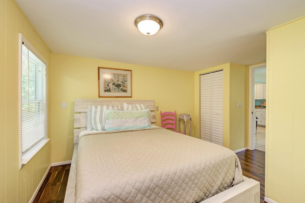Cottage Haven-one Minute Walk To The Beach-private Yards-keyless Locks