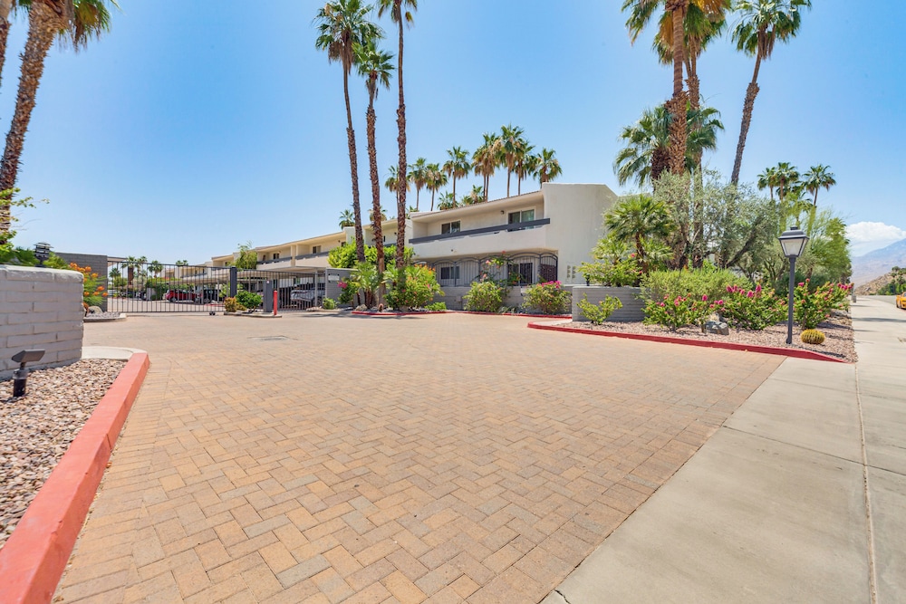 2 Mi to Downtown: Gated Condo in Palm Springs