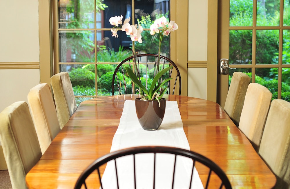 1795 Acorn Inn B&B