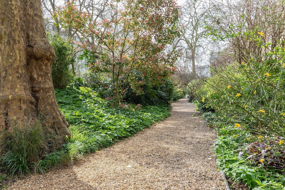 Ladbroke Gardens VII by Onefinestay