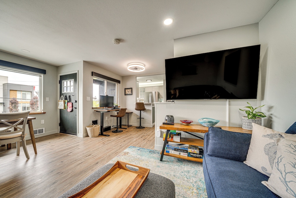 2 Blocks to Beach Park: Cozy Seattle Townhome