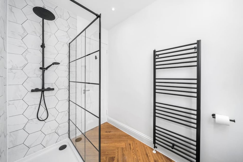 Stylish 4 Bed-town Centre