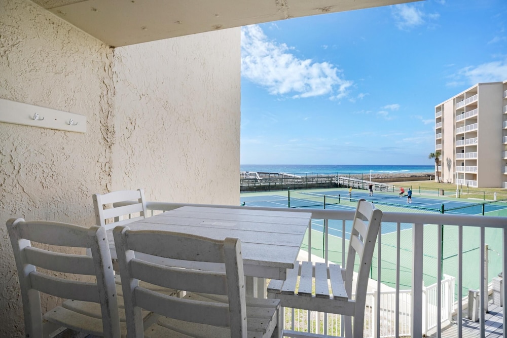Holiday Surf and Racquet Club 216