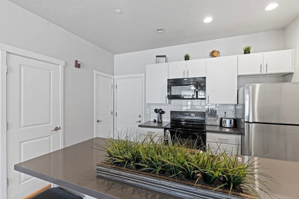 Modern w/ Pool, Gym, Hottub, Golf, Pet Friendly!
