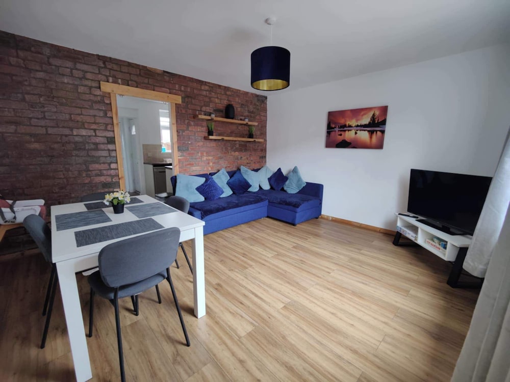 3 Bed House - Sleeps 7 - Garden - Parking - Wifi