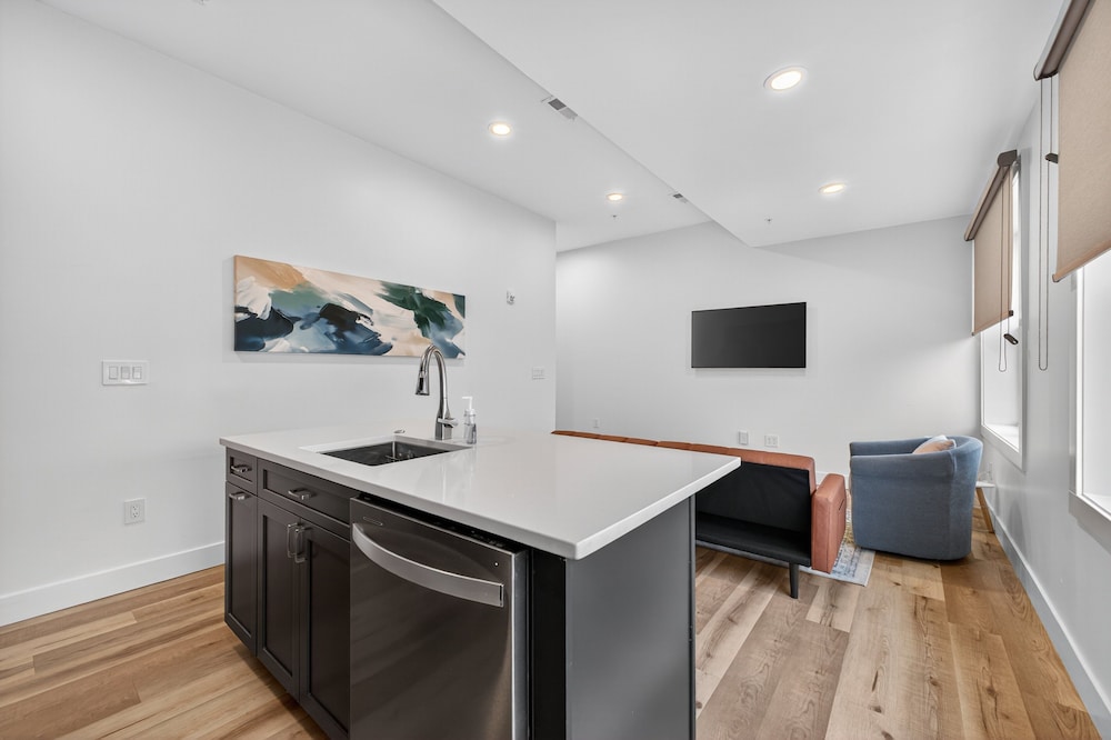 Stylish Downtown Unit With Historic Charm 2 Bedroom Apts