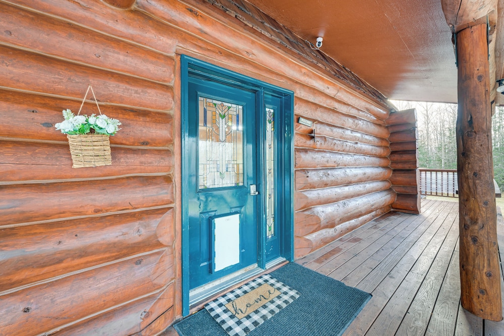 < 1 Mi to Kenai River: Spacious Cabin w/ Deck!