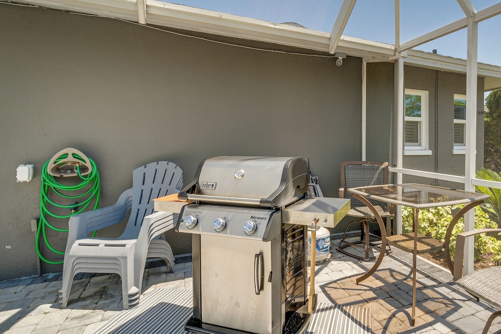 Sarasota Home w/ Pool: 4 Mi to Siesta Key Beach!